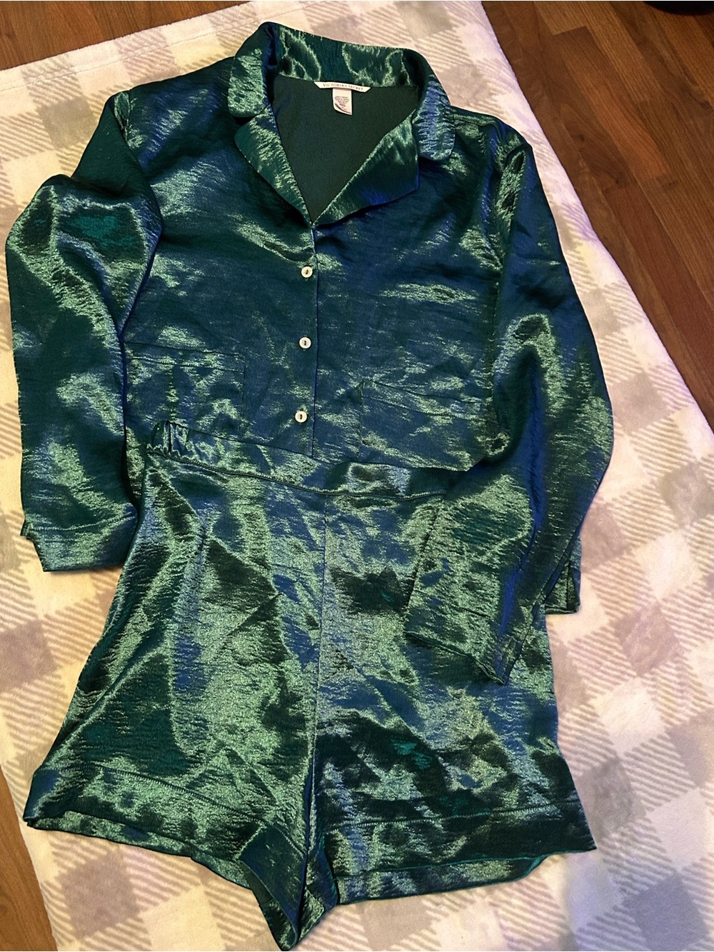 Victoria's Secret Emerald Green Satin long sleeve with shorts pajama set Medium
